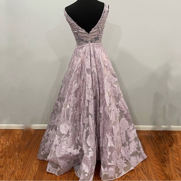 Sz 8 La femme gown style 27505 . Worn once for photo shoot - Picture 4 of 4